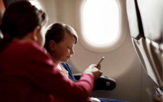 Tips Bawa Tiga Anak Naik Pesawat Tanpa Drama