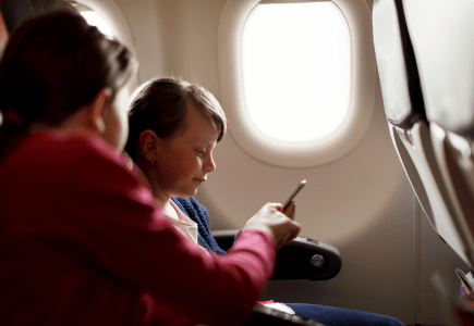 Tips Bawa Tiga Anak Naik Pesawat Tanpa Drama