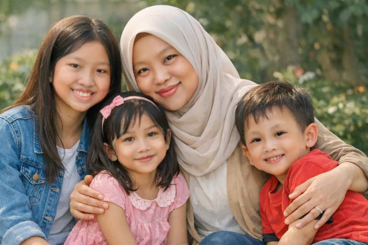 Pelangi di Balik Rutinitas sebagai Ibu Tiga Anak